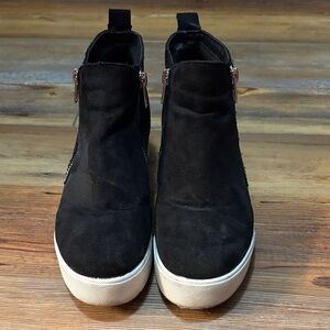 Women’s Black Suede Platform Shoe (SODA)